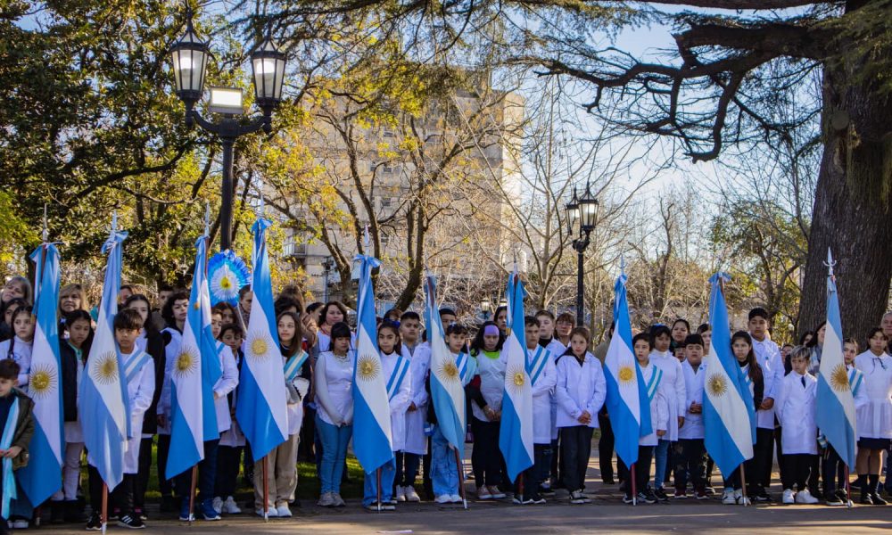 El Intendente Abella Encabezó El Acto Por El Día De La Bandera Infozc Noticias 8588